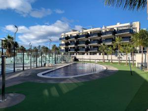 Bazén v ubytovaní Realrent Neo Mediterráneo alebo v jeho blízkosti
