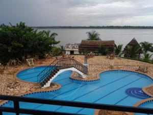 uma vista a partir da varanda de um resort com piscina em Coconut Beach em Majanji