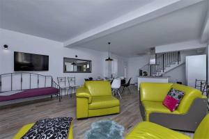 Khu vực ghế ngồi tại Charmy Villa Hill with Pool