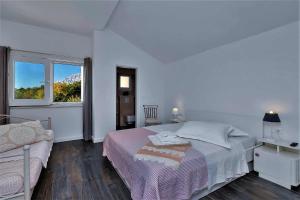 Giường trong phòng chung tại Charmy Villa Hill with Pool +24 ảnh