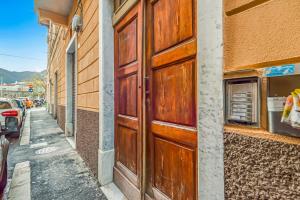 a wooden door on the side of a building at Nelli Rooms Via Biassa in La Spezia