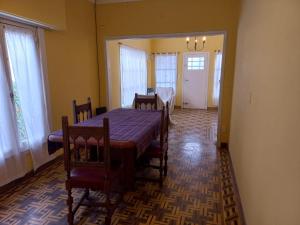 un comedor con mesa y sillas y una habitación con puerta en Casa 4 amb luminosa c parque en Mar del Plata