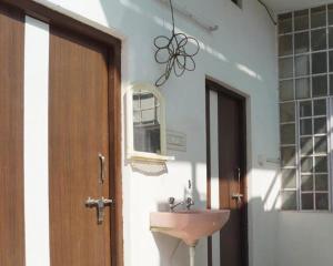 Ett badrum på OYO Stayvillas BNB