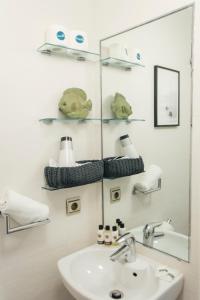 A bathroom at Comfortable duplex- 1Bd 2Bth- Dean Miranda