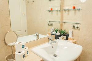 A bathroom at Comfortable duplex- 1Bd 2Bth- Dean Miranda