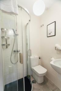 A bathroom at Comfortable duplex- 1Bd 2Bth- Dean Miranda
