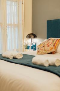 A bed or beds in a room at Comfortable duplex- 1Bd 2Bth- Dean Miranda