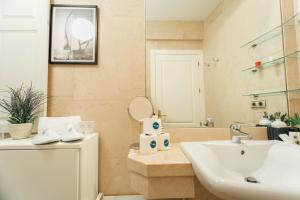 A bathroom at Comfortable duplex- 1Bd 2Bth- Dean Miranda