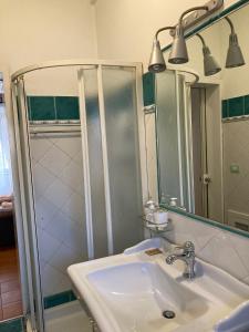 y baño con lavabo y ducha. en Laterano Apartment en Roma