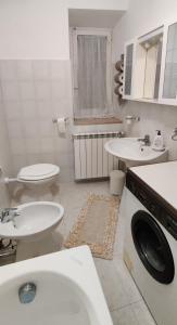 a bathroom with a toilet sink and a washing machine at Casa Relax in Carunchio