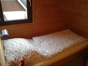 Ce lit se trouve dans un dortoir doté d'une fenêtre. dans l'établissement Ferienhaus Suda, à Timmendorfer Strand