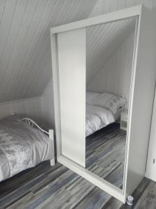 um espelho num quarto com uma cama em Kolorowe Domki em Laliki
