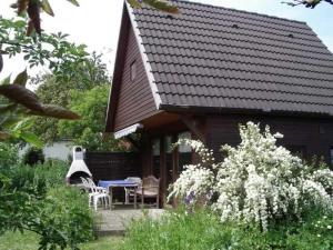 une maison avec une table et des chaises devant elle dans l'établissement Ferienhaus Suda, à Timmendorfer Strand