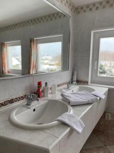 baño con lavabo grande y 2 espejos en Pension Rainbow***, en Karlovy Vary