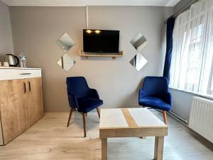 TV a/nebo společenská místnost v ubytování beydağı suit