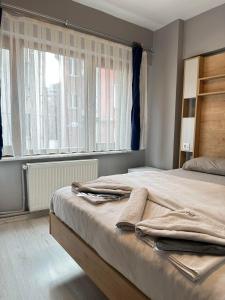 1 dormitorio con 2 camas y ventana grande en beydağı suit, en Estambul