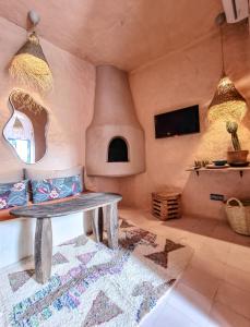 a living room with a bench and a pizza oven at Casa Amina in Chefchaouen