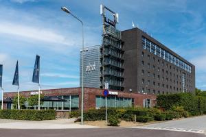 um edifício com um sinal em cima em Select Hotel Maastricht em Maastricht