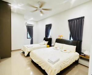 Tempat tidur dalam kamar di 《Untitled HomeStay》Sitiawan