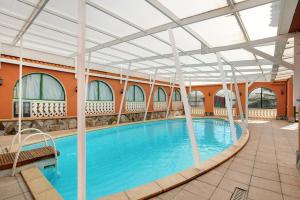 een zwembad in een gebouw met een binnenzwembad bij Finca Tropical in Ingenio
