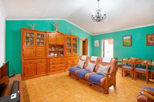 een woonkamer met een bank en een eetkamer bij Finca Tropical in Ingenio
