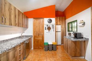 A kitchen or kitchenette at Finca Tropical