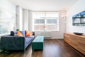 uma sala de estar com um sofá e uma mesa em *20% off Monthly* St Albans City Centre Apartment em Saint Albans