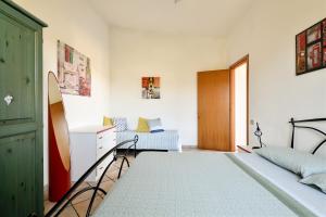 1 dormitorio con 2 camas, vestidor y puerta en La Terrazza Magica, en Bari Sardo