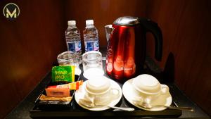Set per la preparazione di tè e caffè presso Muscat Express Hotel