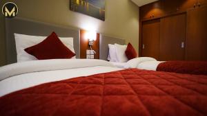 Letto o letti in una camera di Muscat Express Hotel