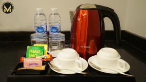 Set per la preparazione di tè e caffè presso Muscat Express Hotel
