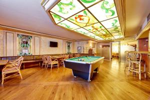 Biliár nebo kulečník v ubytování Hotel am Badersee