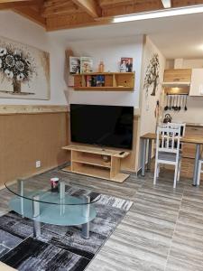 Apartmány Nová duha Vavřinec TV 또는 엔터테인먼트 센터