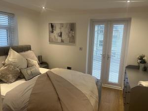 セント・レオナルズにあるGorgeous 2 floor 3 bed Apartmentのベッドルーム1室(ベッド1台付)、窓2つ(シャッター付)