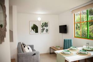 a living room with a table and a chair at Duplex Familiar Apartment Nature in Guatapé