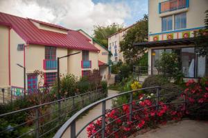 a group of houses with flowers on a street at Duplex Familiar Apartment Nature in Guatapé