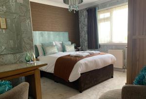 1 dormitorio con 1 cama grande en una habitación en Ramsey House - Luxury Licensed B&B - Parking and Guest Lounge en St. Davids