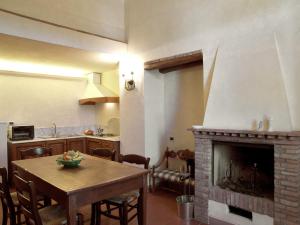 a living room with a table and a fireplace at Appartamento Geranio in San Miniato