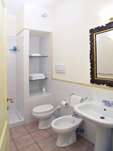 uma casa de banho branca com um WC e um lavatório em Appartamento Begonia em San Miniato