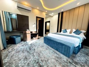 a hotel room with a bed and a flat screen tv at فندق فصل الصيف امان - المنسك in Abha