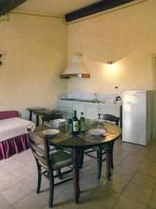 cocina y comedor con mesa y sillas en Appartamento Isabella, en San Miniato