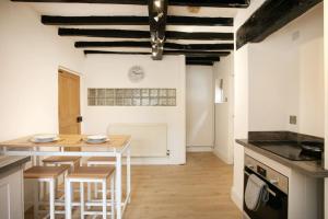 uma cozinha com mesa e cadeiras num quarto em Central 4 Bedroom House em Derby