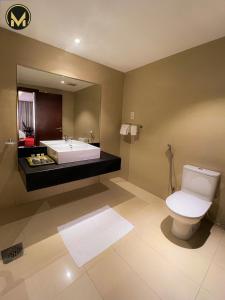 Muscat Express Hotel في مسقط: حمام مع حوض ومرحاض ومغسلة
