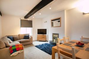 TV a/nebo společenská místnost v ubytování Central 4 Bedroom House