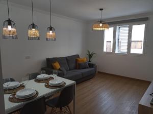 uma sala de estar com um sofá e uma mesa em BL Holidays em Arrecife