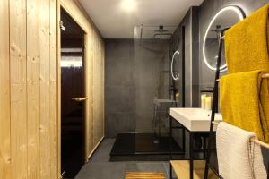 La salle de bains est pourvue d'un lavabo et d'un miroir. dans l'établissement Le chalet des bois, à Lalaye