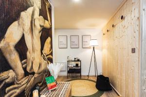une chambre avec un grand tableau sur le mur dans l'établissement Le chalet des bois, à Lalaye