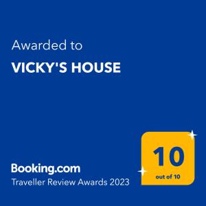 un panneau jaune qui indique le prix attribué au vickys house dans l'établissement VICKY'S HOUSE, à Parghelia