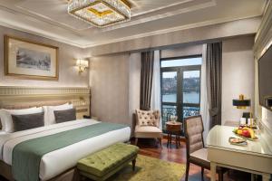 Aspera Hotel Golden Horn في إسطنبول: غرفة في الفندق مع سرير ومكتب