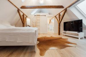 a bedroom with a bed and a flat screen tv at Ferienhaus Caputh Wohlfühlort in Wassernähe in Schwielowsee